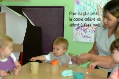 17 aide au repas à la double cuillière